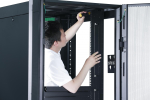 17430977391858-apceasyrack600mm42u800mmwithroofsidepanelcastorsfeetand4bracketsnobottomblackrackindipendentinero