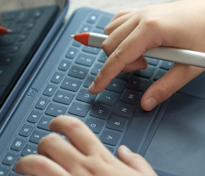 17435033110739-logitech920010367tastieraperdispositivomobileqwertyingleseuksmartconnectorblu