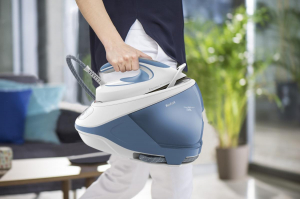 1743559404208-tefalexpressprotectsv92022800w18lduriliumairglideautocleansoleplatebiancoblu