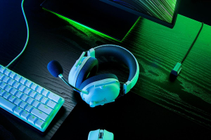 17436177560179-razerblacksharkv2proauricolarewirelessapadiglionegamingbluetoothbianco