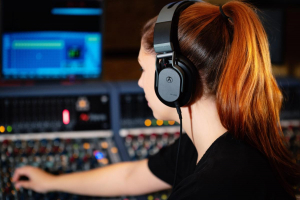 17439413169493-austrianaudiohix55cuffiecablatoapadiglionestudionero