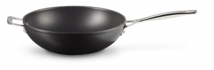 1744382383138-lecreuset0630870273213padellawokpadellapercotturaalsaltorotondo
