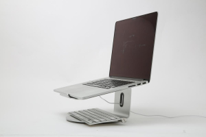 1744540664714-pout360aluminiumlaptopstandeyes4silverimpugnaturapercomputerportatile
