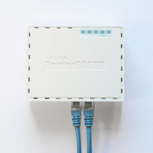 17445414075516-mikrotikrb750gr3routercablatogigabitethernetturchesebianco