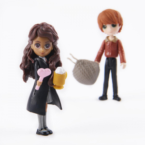17446351038577-wizardingworldsetamiciziaconpersonaggironweasleyecalipatilbamboleda75cm2accessorigiocattoliperbambinidai6anniinsu