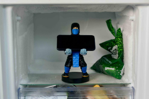 17446508621687-exquisitegamingsubzerocableguyphoneandcontrollerholderpersonaggiodacollezione
