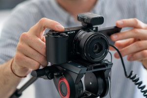 17448482286234-sonyalphazve10lmirrorlessvlogadotticheintercambiabilisensoreapsceobiettivopowerzoom1650mmf3556schermoadangolazionevariabilepervlogvideo4krealtimeeyeautofocus