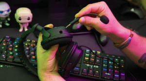 17449155039023-theglabkorpcarbonauricolarecablatoapadiglionegamingnero