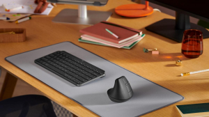 17457780947105-logitechlift