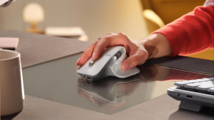 17457781420376-logitech910006572mouseufficiomanodestrabluetoothlaser8000dpi