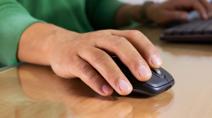 17457781587509-logitech910006929mouseufficiomanodestrarfsenzafilibluetoothlaser8000dpi