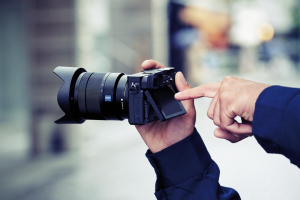 1746490998087-sonyalpha6400conobiettivo18135mmmirrorlessapscconrealtimeeyeaf